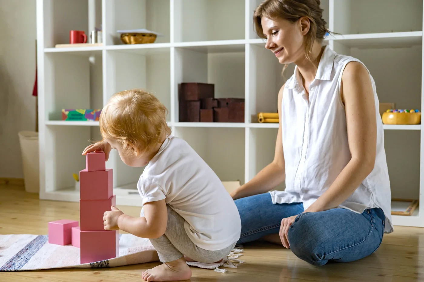 9 bébé montessori construisant une tour