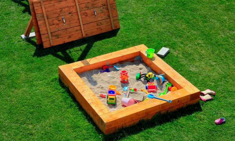 Un bac à sable avec des jouets