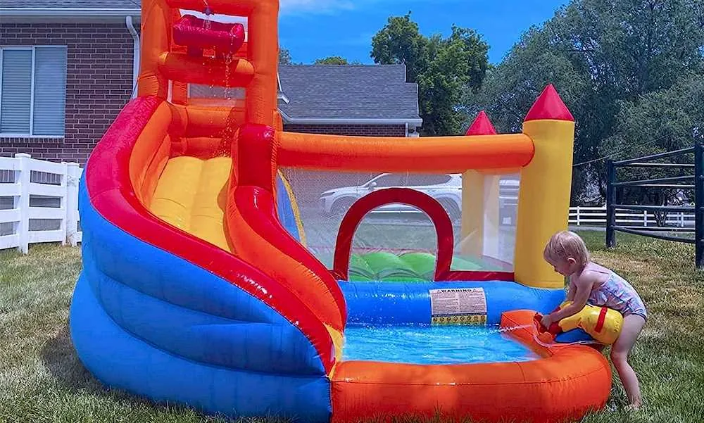 Un enfant jouant sur un château gonflable