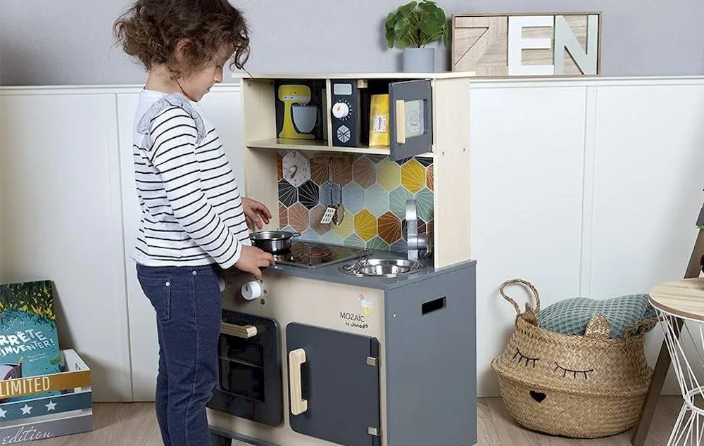 Un enfant préparant à manger avec la cuisine Janod