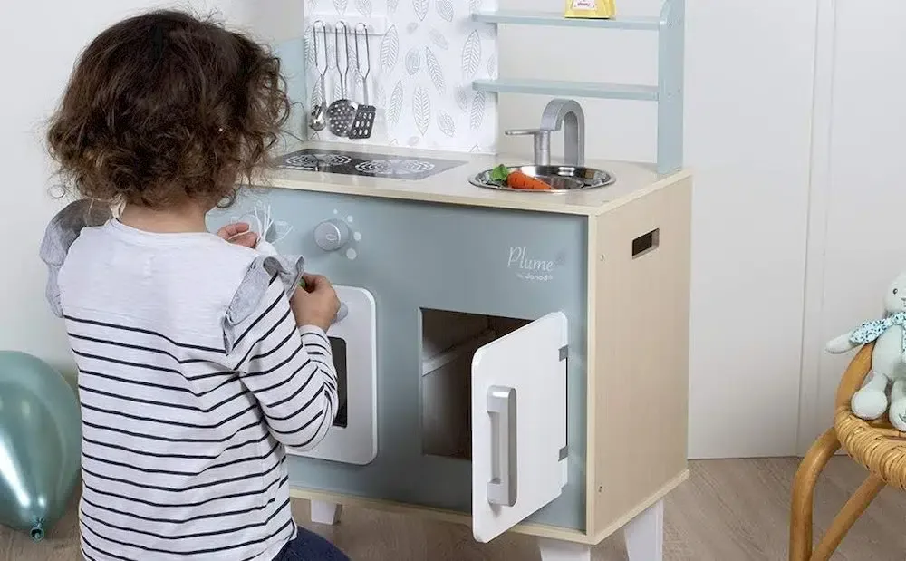 Un enfant préparant à manger avec la cuisine Janod