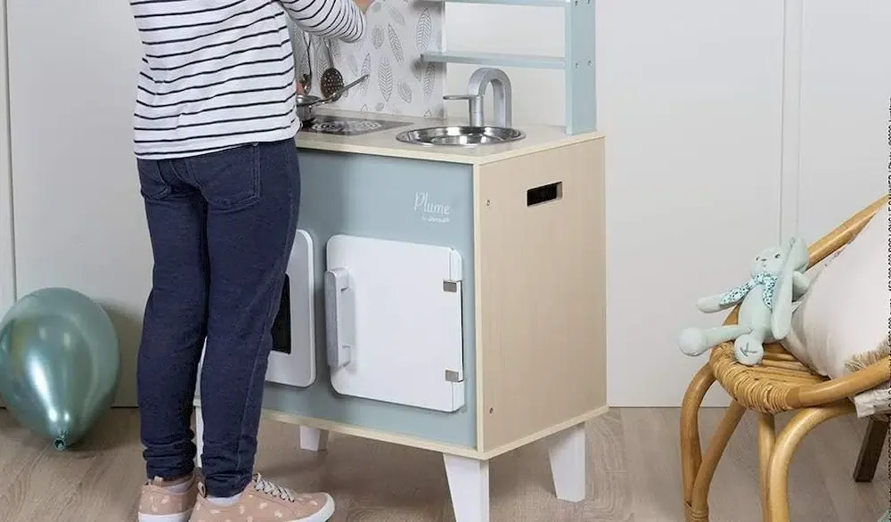 Un enfant préparant à manger avec la cuisine Janod