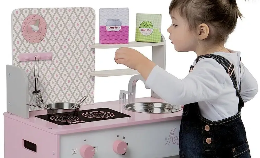 Un enfant préparant à manger avec la cuisine Janod