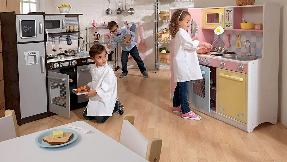 Des enfants préparant à manger avec la Cuisine Kidkraft
