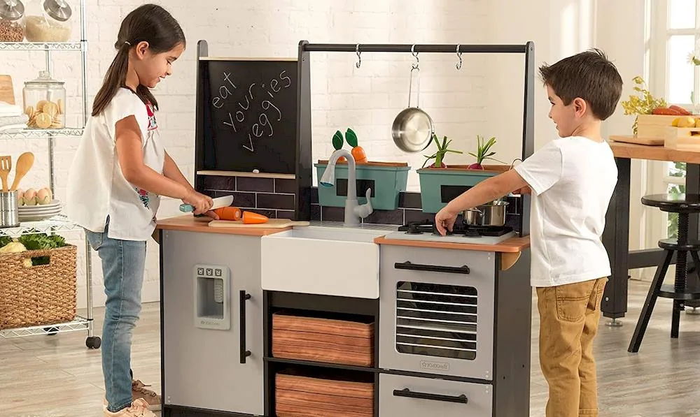 Deux enfants préparant à manger dans la cuisine
