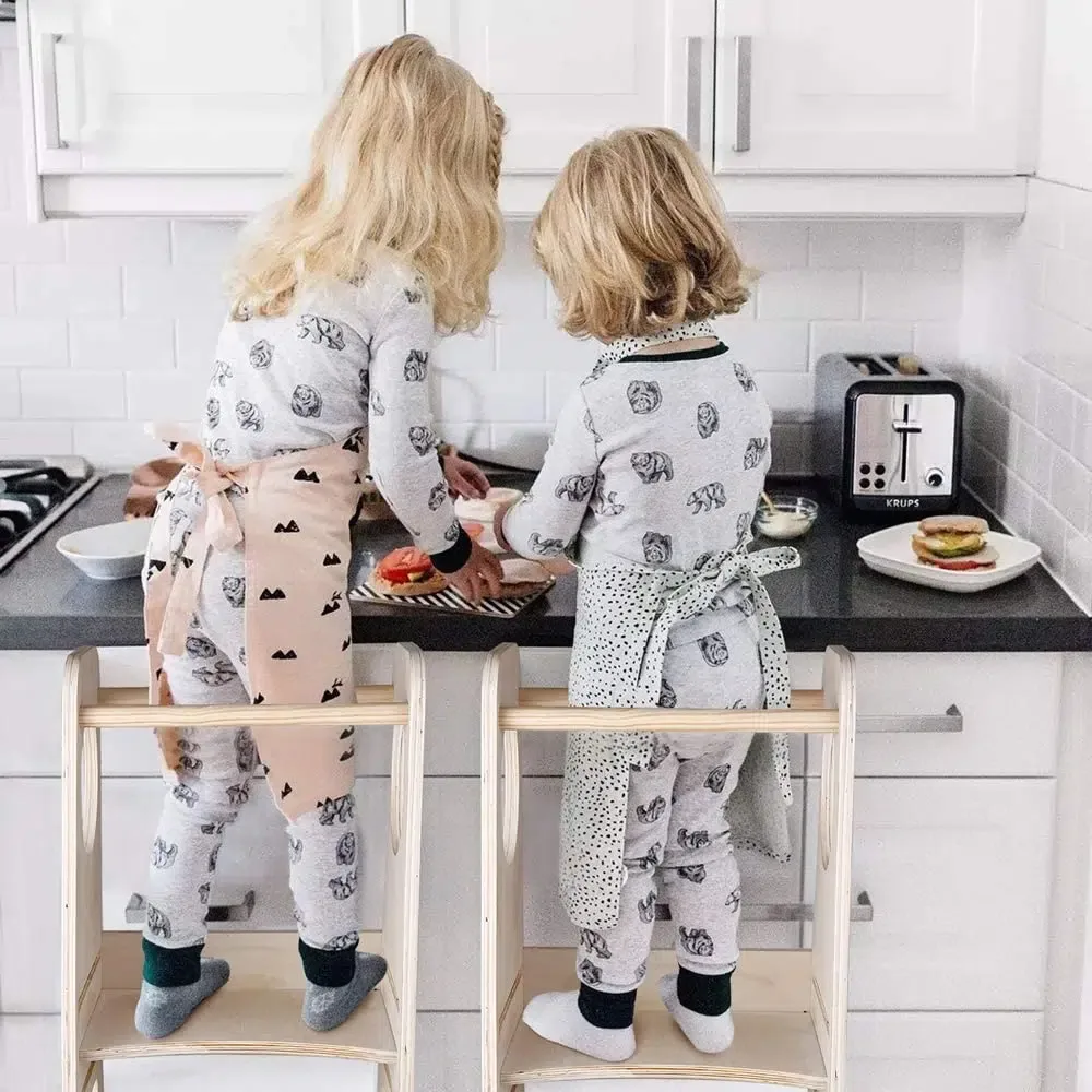 deux petites filles sur des tours d'observation dans la cuisine