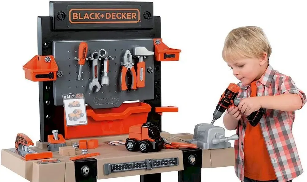 Un enfant employant un établi Black et Decker