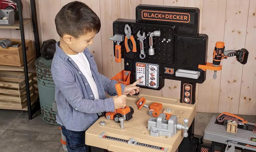 Un enfant employant un établi Black et Decker