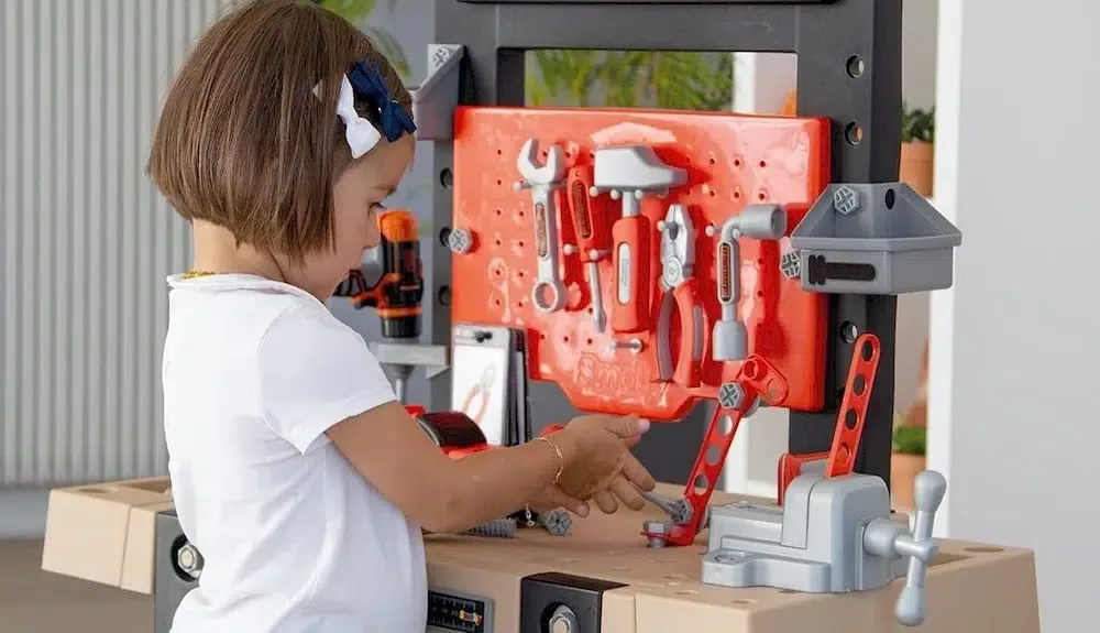Un enfant employant un établi Black et Decker