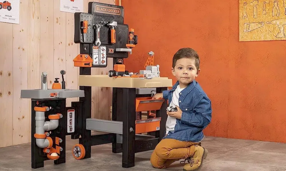 Un enfant avec un établi Black et Decker