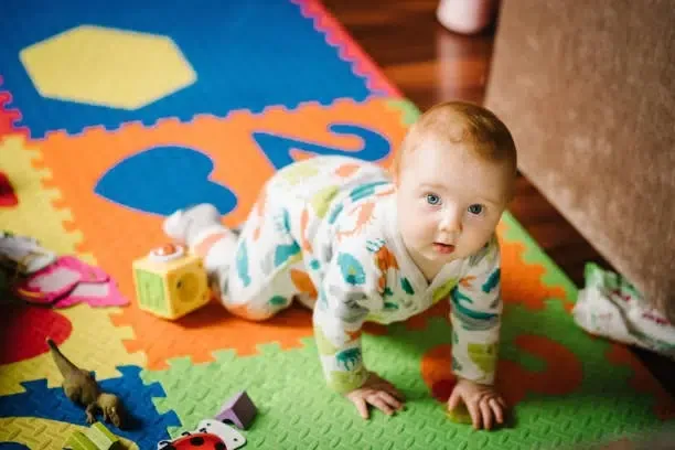 istockphoto-1362613942-612x612-1 Un bébé rampant sur son joli tapis de motricité