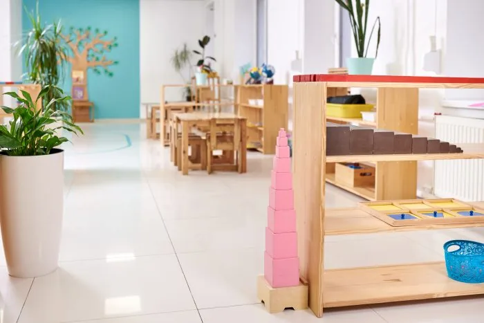 Classe lumineuse Montessori. La tour rose est au premier plan