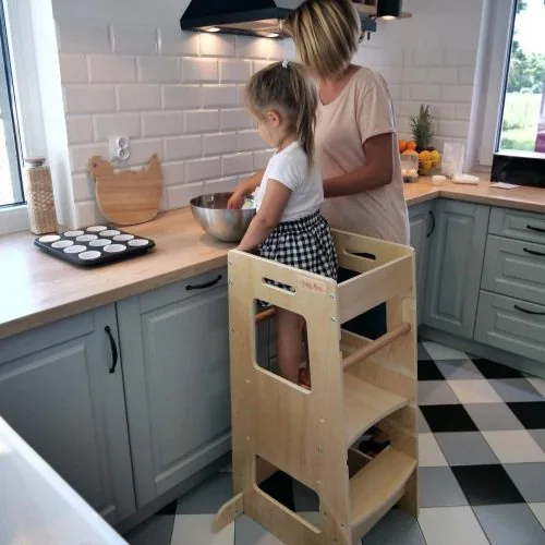 mère et enfant dans la cuisine