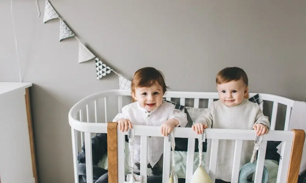 Deux bébés dans un parc