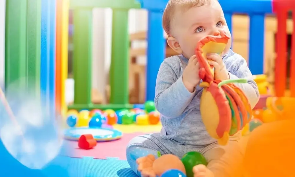 Un bébé dans un parc avec de nombreux jouets