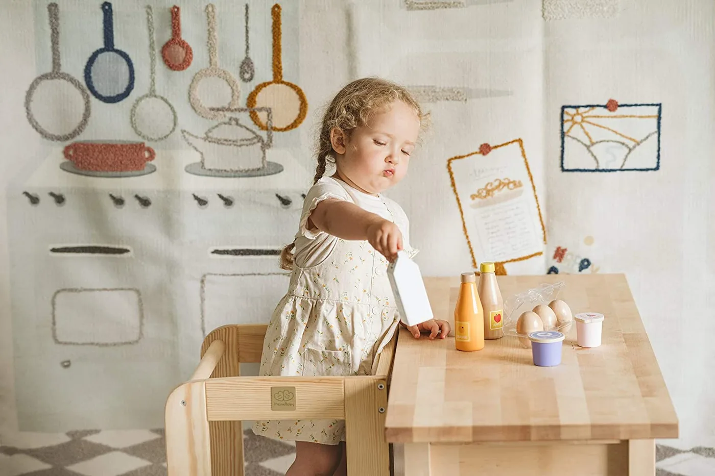 petite fille sur une tour d'observation Montessori en bois