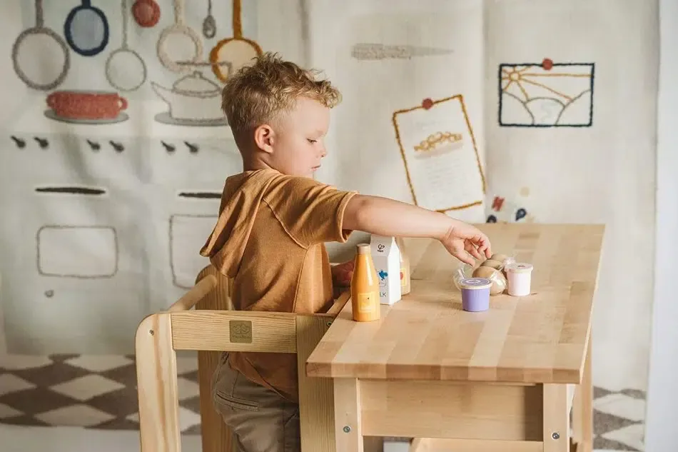 petit garçon sur une tour d'apprentissage