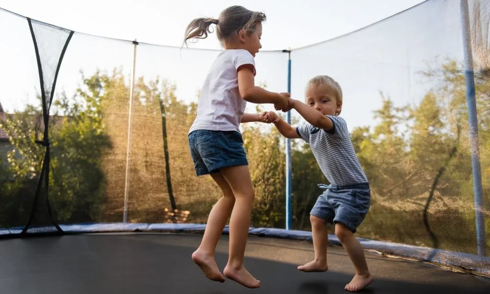 Des enfants rebondissant ensemble sur un trampoline