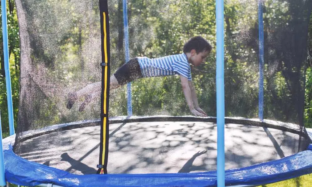 Un enfant sautant sur un trampoline