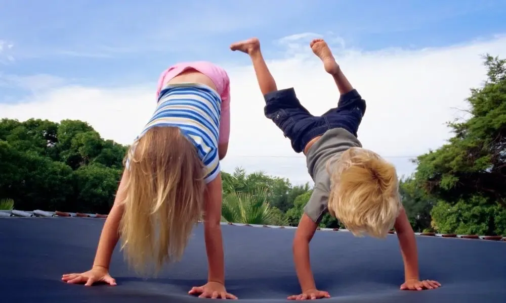 Deux enfants jouant sur un trampoline