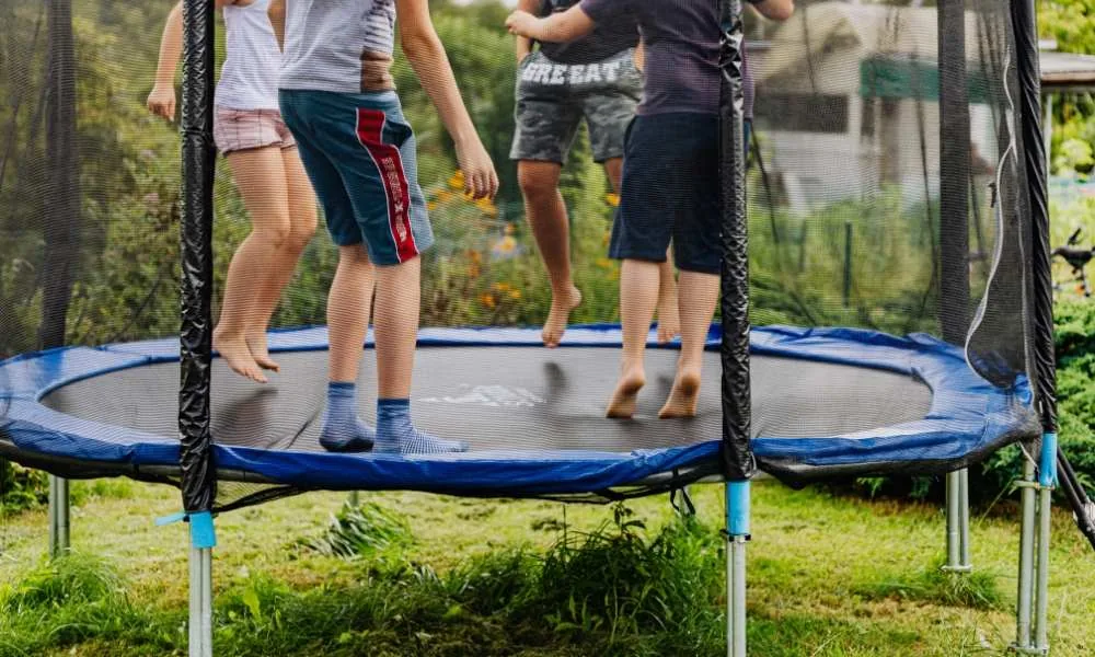 Des enfants rebondissant ensemble sur un trampoline